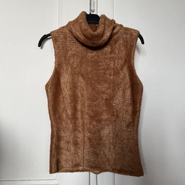 Top senza maniche collo alto marrone vellutato