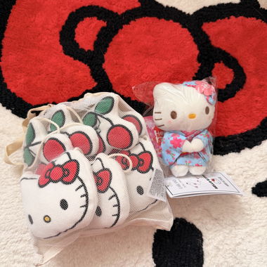 Petite peluche et guirlande en peluche Hello Kitty