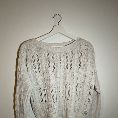 Weisser Pullover, teilweise durchblickbares Muster