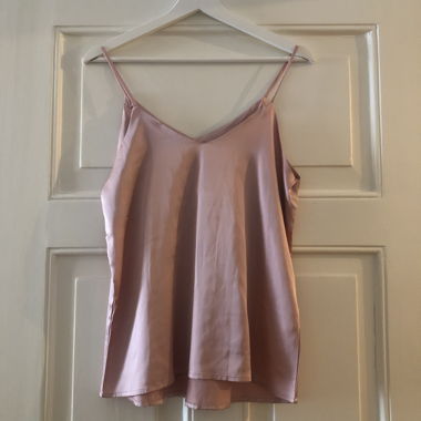 Top con spalline rosa