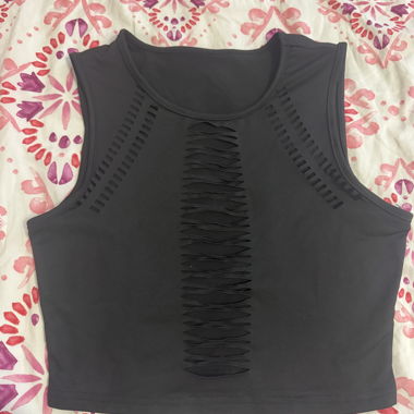 Schwarzes Crop-Top mit Cut-Outs
