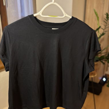 Black cropped T-shirt