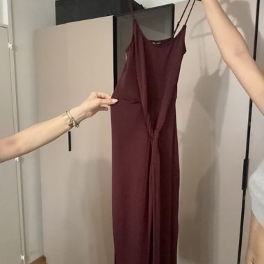 Bordeauxfarbenes Kleid mit zu bindender Schleife