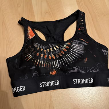 Schwarzer STRONGER Sport-BH mit Print