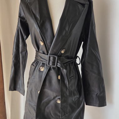 Schwarzer Trenchcoat