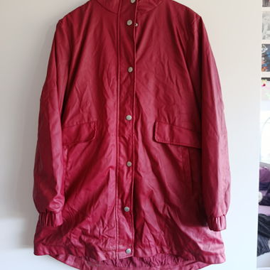 Manteau de pluie rouge avec capuche