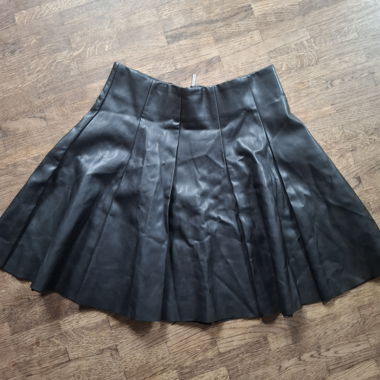 Black pleated skirt in faux leather look