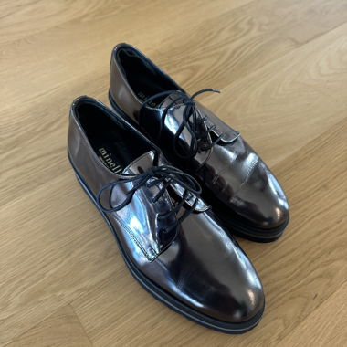 Schwarze Lack-Derbys