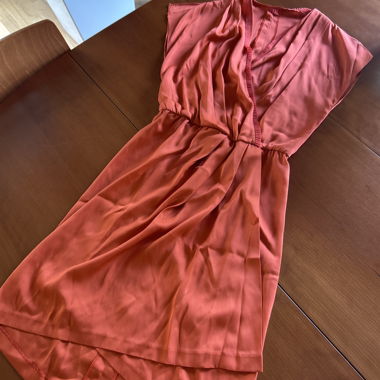 Robe rouge satinée