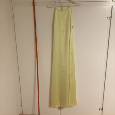 Robe jaune soleil jamais portée par HUGO