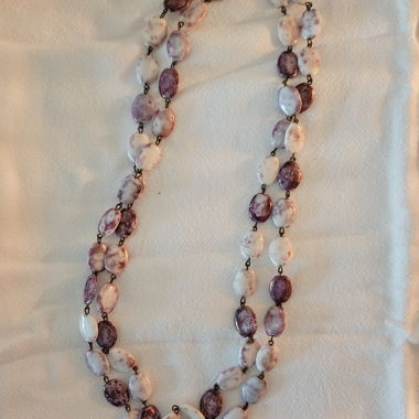 Collier de perles rose-violet