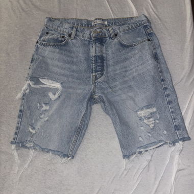 Zerrissene Jeans-Shorts