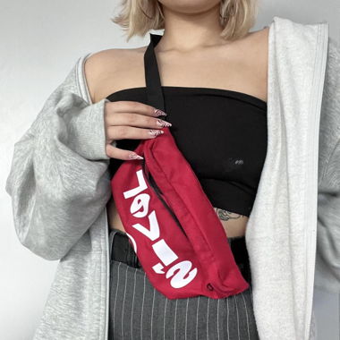 rote levi’s-style hüfttasche