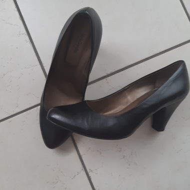 Schwarze Pumps mit mittelhohem Blockabsatz