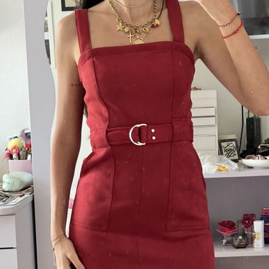 Dunkelrotes Kleid