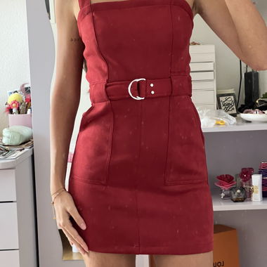 Dunkelrotes Kleid