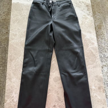 Pantaloni in ecopelle neri di Mango