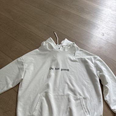 Weisser Pullover mit Aufschrift 