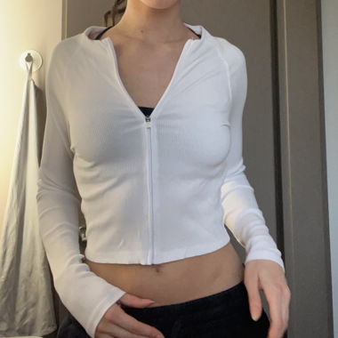 kurzer weisser Pullover mit Reissverschluss und langen Ärmeln