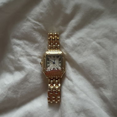 Goldfarbene analoge Armbanduhr