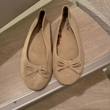 Beige Ballerinas mit Schleife