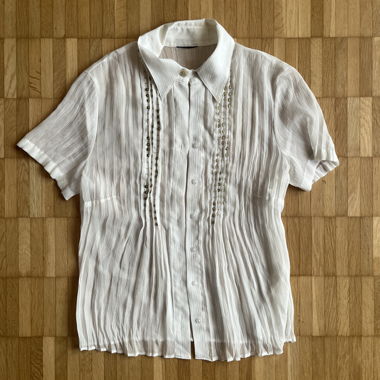 Camicia bianca con bottoni e perline