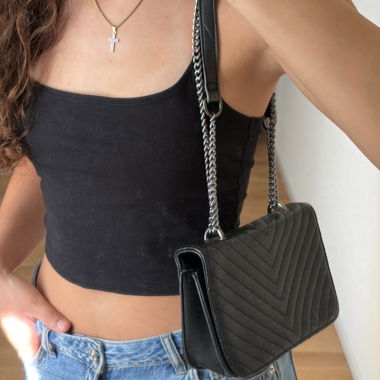 Schwarze Schultertasche mit Kette