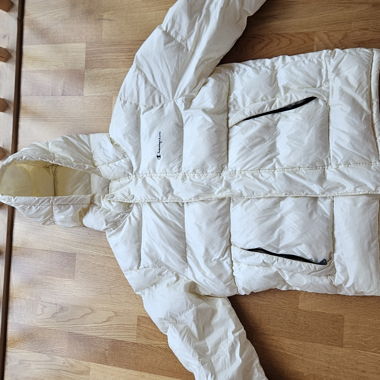 Weisse Champion-Pufferjacke