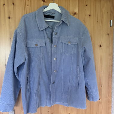 Hellblaue Cordjacke
