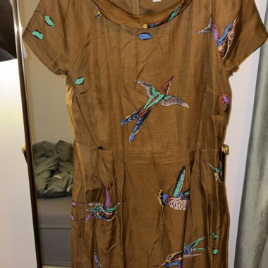 Braunes Kleid mit Vogelprint