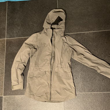 giacca da pioggia verde kaki