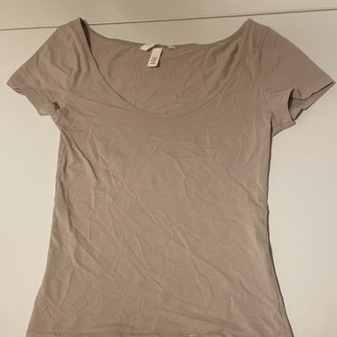 H&M T-shirt mit Ausschnitt 