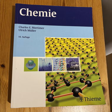 Libro di chimica «Chemie» di Charles E. Mortimer e Ulrich Müller, 10ª edizione, editore Thieme.