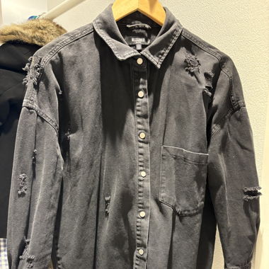 Schwarzes Jeanshemd