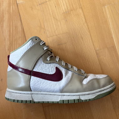 Nike Dunk high, en beige, blanc, rouge et vert