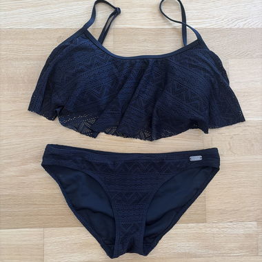 Schwarzer Bikini mit Volant