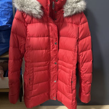 Rote Winter-Daunenjacke mit Kapuze