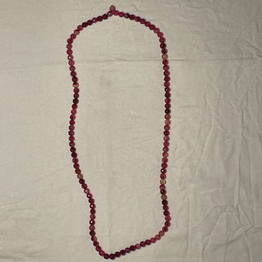 Long collier de perles rouges