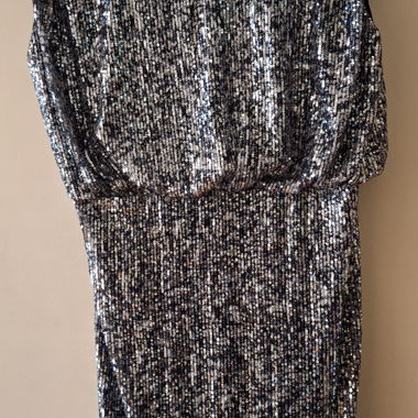 Kurzes Pailletten-Kleid