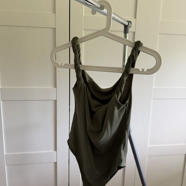 Dunkelgruener Body