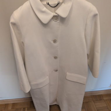 Cappotto bianco elegante con bottoni