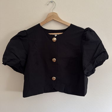 Blusa nera con maniche a sbuffo
