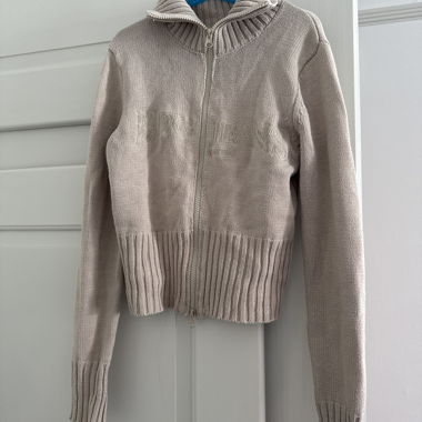urban outfitters strickjacke eng kurz
