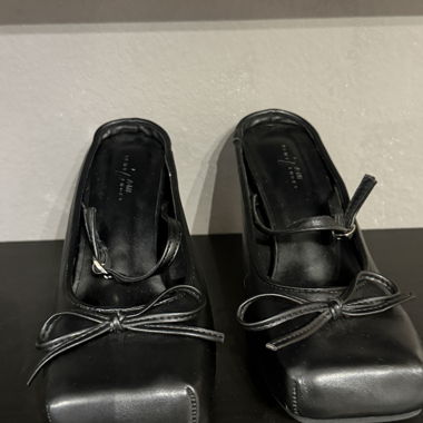 Ballerines noires à talons hauts avec nœud
