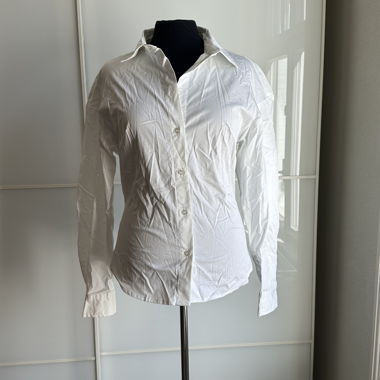 Taillierte weisse Bluse