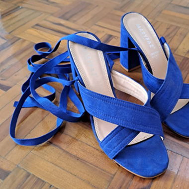 Blaue Stilettos