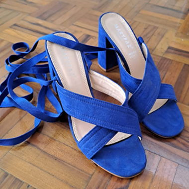 Blaue Stilettos
