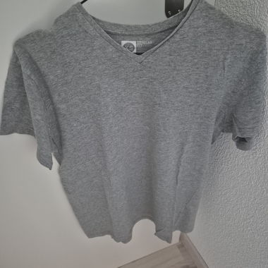T-shirt gris col V