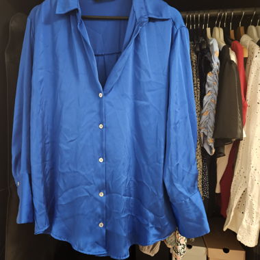 Blouse satinée bleue de Zara