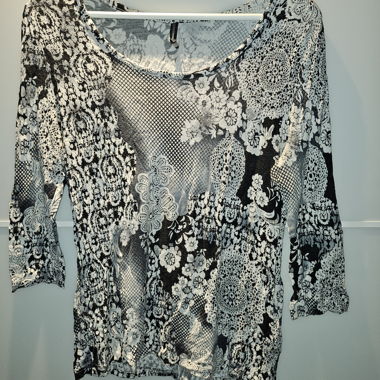Patterned 3/4 sleeve top